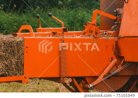 The work of the old hay press, the work of the press close up, details and components of the hay press. 75101049