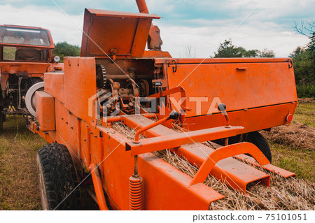 The process of pressing hay into bales, the work of the press machine, the mechanism and details of the press. The process of pressing hay into bales, the work of the press machine, the mechanism and details of the press. 75101051