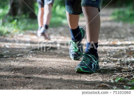 Boys hiking (feet) Boys hiking (feet) 75101060