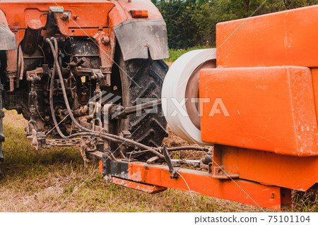 The process of pressing hay into bales, the work of the press machine, the mechanism and details of the press. The process of pressing hay into bales, the work of the press machine, the mechanism and details of the press. 75101104
