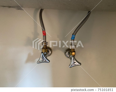 Photo under the washbasin 75101851