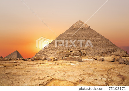 Sunset in the desert and the Pyramid of Khafre, Egypt 75102171