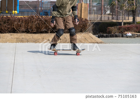 [Practice skateboarding at Aikawa Skate Park] 75105163