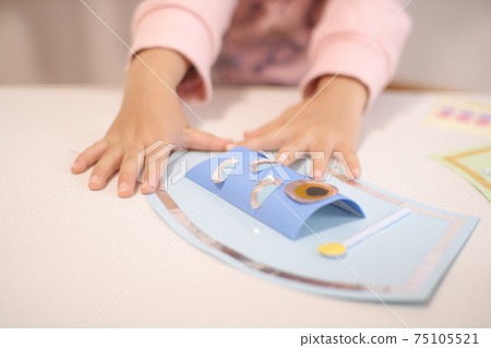 Tango no Sekku: Playing with carp streamers made with children for Children's Day 75105521