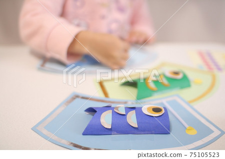 Tango no Sekku: Playing with carp streamers made with children for Children's Day 75105523