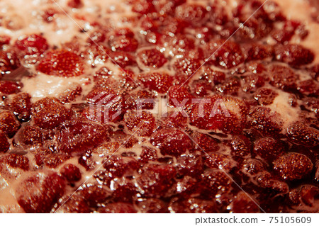 Boiling homemade strawberry jam. 75105609