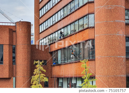 High-rise building exterior wall cleaning (high-rise building glass cleaning) 75105757