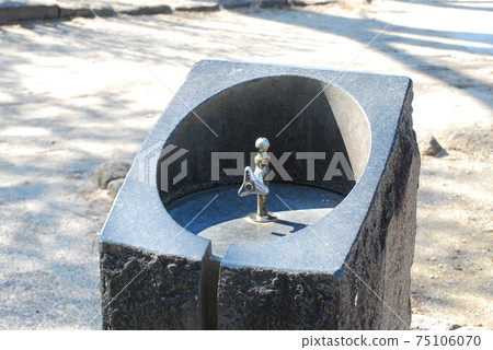 Drinking fountains  75106070