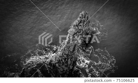 Durdle Door at the Jurassic coast in England - aerial view in black and white Durdle Door at the Jurassic coast in England - aerial view in black and white 75106625
