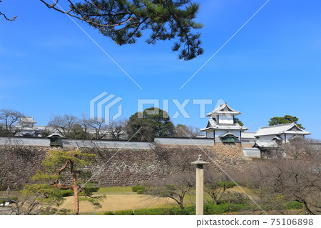 [石川縣]晴朗天空下的金澤城（石川門） 75106898