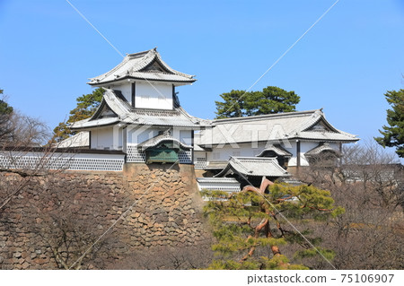 [Ishikawa Prefecture] Kanazawa Castle under the clear sky (Ishikawa Gate) 75106907