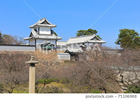 [Ishikawa Prefecture] Kanazawa Castle under the clear sky (Ishikawa Gate) 75106908