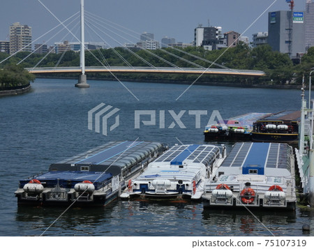 川崎橋/大阪在從天滿橋到大川的水上巴士停靠 川崎橋/大阪在從天滿橋到大川的水上巴士停靠 75107319