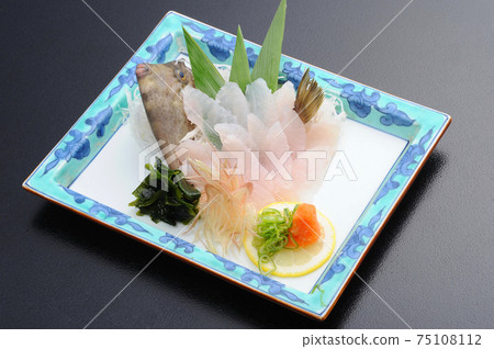 Kawahagi Ikizukuri sashimi 75108112