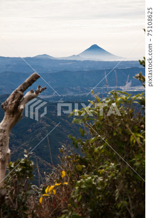 Kaimondake seen from Mt. Kinpu Kaimondake seen from Mt. Kinpu 75108625