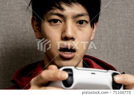 沉迷於視頻遊戲的年輕人，有睡眠習慣的亞洲年輕人，對遊戲瘋狂的年輕人， 75108778