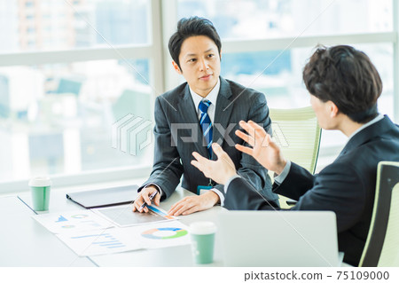 Businessmen meeting in the conference room 75109000