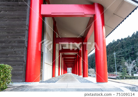 日本最古老的黃金產地-Wakuya Tenpei Romankan,帶有紅色的柱子 日本最古老的黃金產地-Wakuya Tenpei Romankan,帶有紅色的柱子 75109114