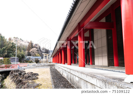 Wakuya Tenpei Romankan with red pillars, the oldest gold-producing site in Japan Wakuya Tenpei Romankan with red pillars, the oldest gold-producing site in Japan 75109122