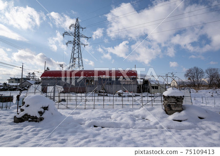 農村雪景鋼塔和藍藍的天空 農村雪景鋼塔和藍藍的天空 75109413