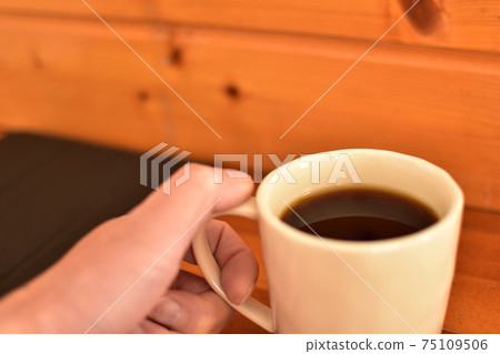 Drink coffee Drink coffee 75109506