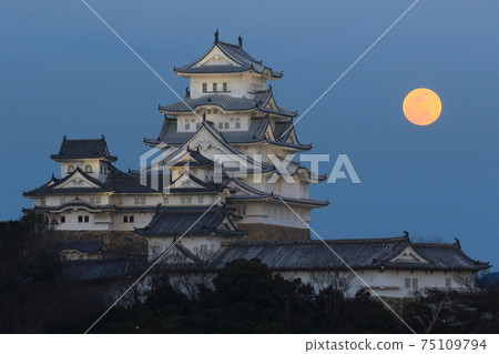 Full moon and Himeji castle Full moon and Himeji castle 75109794