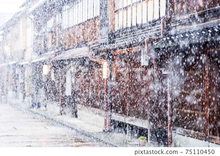 Higashi Chaya district where snow dances Higashi Chaya district where snow dances 75110450