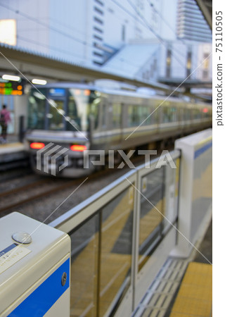 JR高atsu站的站台門 JR高atsu站的站台門 75110505