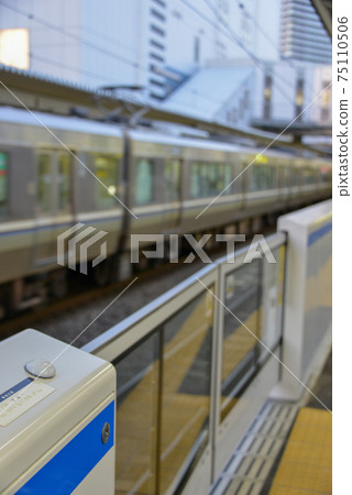 JR高atsu站的站台門 75110506