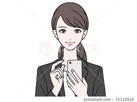 操縱智能手機的衣服的一名婦女 75110918