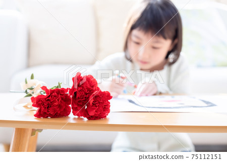 一個在客廳裡畫畫的女孩 75112151
