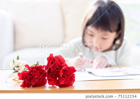 一個在客廳裡畫畫的女孩 一個在客廳裡畫畫的女孩 75112154