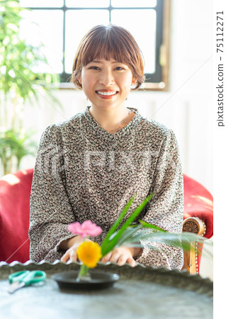A woman enjoying ikebana 75112271