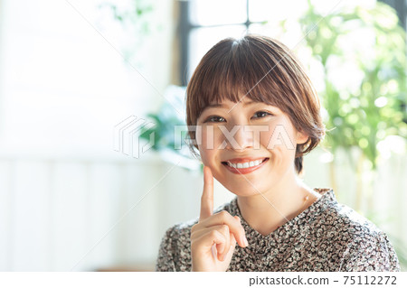 A young woman who looks good on a shortcut A young woman who looks good on a shortcut 75112272