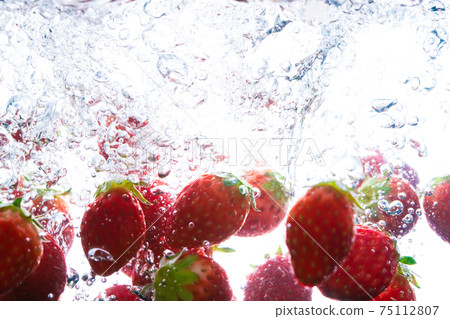 Strawberry underwater 75112807