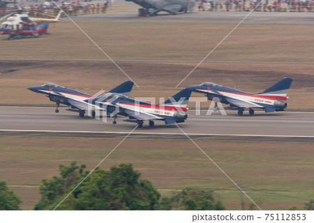 中國空軍J-10型8月1日編隊起飛。 中國空軍J-10型8月1日編隊起飛。 75112853