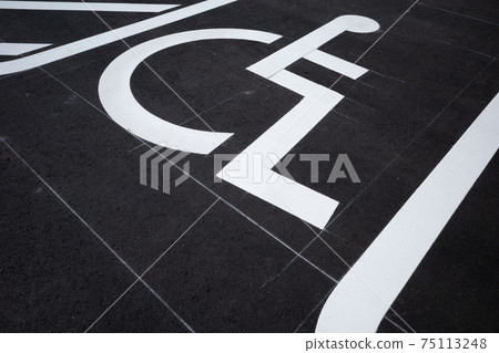 停車場的輪椅標記體貼的停車場確保殘疾人專用停車位c-1 75113248