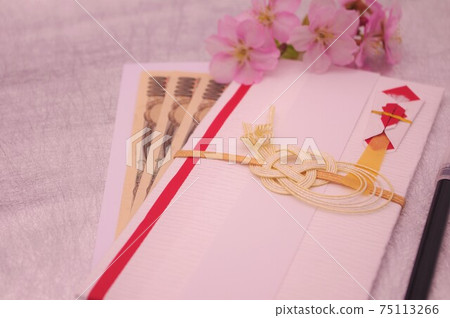 A Japanese paper gift bag with Kawazu cherry blossoms, a congratulatory image that makes you feel spring A Japanese paper gift bag with Kawazu cherry blossoms, a congratulatory image that makes you feel spring 75113266