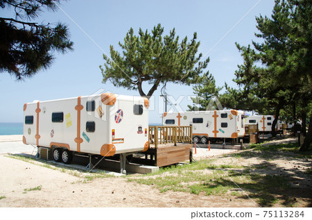 Sea and motorhome 75113284