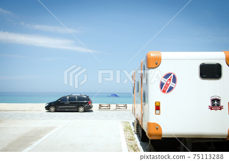 Sea and motorhome 75113288