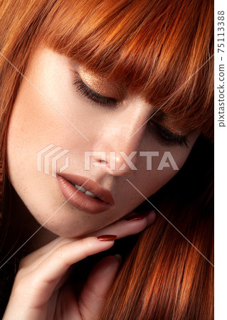 Closeup beauty portrait of young redhead woman 75113388