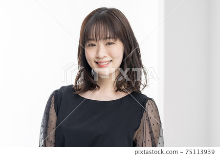 三十多歲的女人,穿著黑裙子 三十多歲的女人,穿著黑裙子 75113939