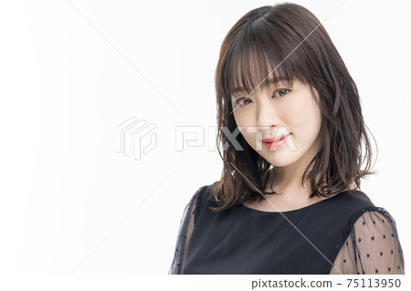 三十多歲的女人,穿著黑裙子 三十多歲的女人,穿著黑裙子 75113950