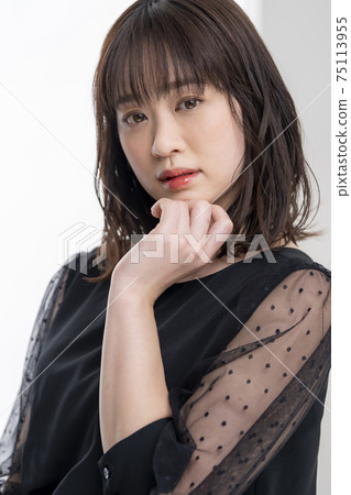 三十多歲的女人，穿著黑裙子 75113955