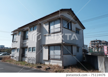 Old apartment 75114476