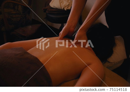 Women receiving oil massage 75114518