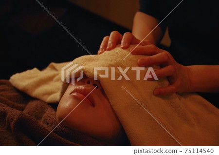 Women receiving oil massage 75114540