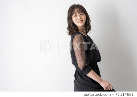 A woman in her thirties who poses 75114691