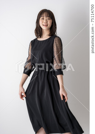 A woman in her thirties who poses A woman in her thirties who poses 75114700