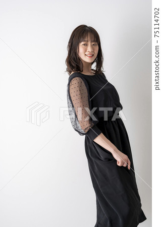 A woman in her thirties who poses 75114702